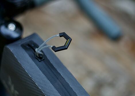 Brašna na rám kola Apidura Expedition Bolt-On Top Tube Pack 1l