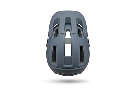 MTB helmaFizik Terra Kassis s ventilačními otvory, nastavitelným štítkem a upínacím páskem pro bezpečné upevnění na hlavě.