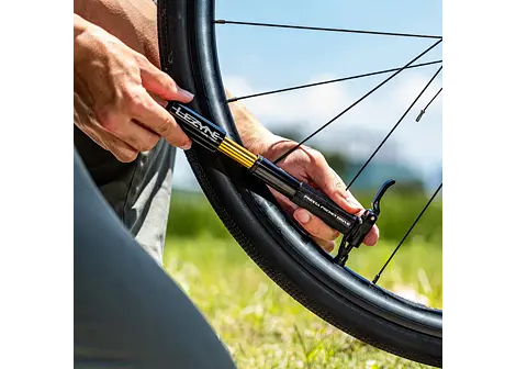 Lehká mini pumpa na kolo Lezyne Presta Pocket Drive