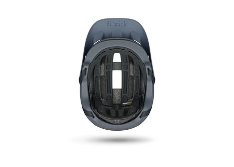 MTB helmaFizik Terra Kassis s ventilačními otvory, nastavitelným štítkem a upínacím páskem pro bezpečné upevnění na hlavě.