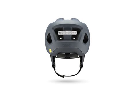 MTB helmaFizik Terra Kassis s ventilačními otvory, nastavitelným štítkem a upínacím páskem pro bezpečné upevnění na hlavě.