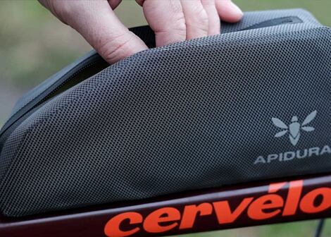 Nepromokavá brašna na kolo Apidura Expedition Bolt-On Top Tube Pack 1l