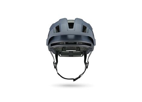 MTB helmaFizik Terra Kassis s ventilačními otvory, nastavitelným štítkem a upínacím páskem pro bezpečné upevnění na hlavě.