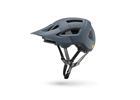 MTB helmaFizik Terra Kassis s ventilačními otvory, nastavitelným štítkem a upínacím páskem pro bezpečné upevnění na hlavě.