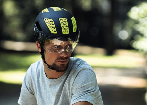 Městská helma se štítem s světlem Abus