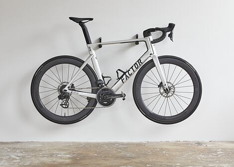 Designový nástěnný držák na kolo Tons